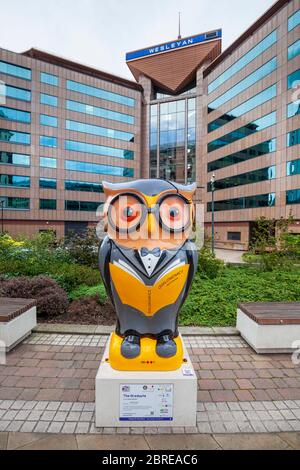 Die Skulptur der 'Graduate' Owl außerhalb des Wesleyan-Gebäudes am Colmore Circus Queensway, Teil des Big Hoot Birmingham 2015, England Stockfoto