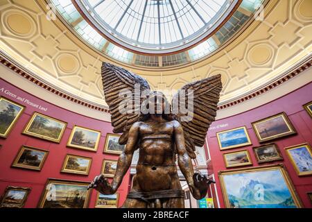 Die Skulptur „Archangel Lucifer“ in der Round Room Gallery im Birmingham Museum and Art Gallery, England Stockfoto