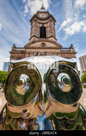 Die Eule der "Wise Owl" vor der St. Philip's Cathedral, Teil des Big Hoot Birmingham 2015, England Stockfoto