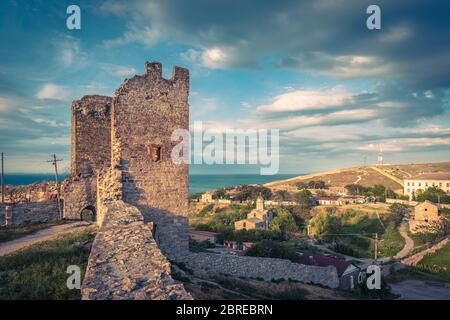 Alte Genueser Festung, Feodosia, Krim, Russland. Malerischer Blick auf alte Ruinen am Meer. Das schöne Panorama der Südküste Krim in s Stockfoto