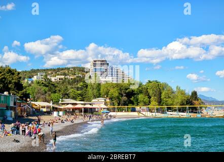 ALUSCHTA, RUSSLAND - 15. MAI 2016: Touristen sonnen und schwimmen am Strand. Aluschta ist ein bekannter Kurort auf der Krim. Stockfoto