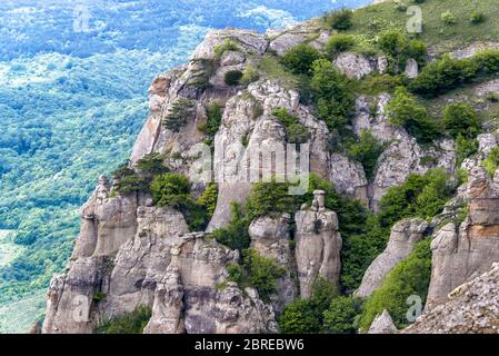 Landschaft der Krim im Sommer, Russland. Malerische Aussicht auf die Felsen im Tal der Geister auf dem Demerdji-Berg. Dieses Gebiet ist eine Touristenattraktion der Krim. Stockfoto