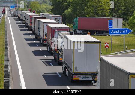 21. Mai 2020, Brandenburg, Frankfurt (oder): Vor dem deutsch-polnischen Grenzübergang sind auf der Autobahn A12 Lastwagen in Richtung Polen eingeklemmt. An der Grenze von Deutschland nach Polen haben sich am Vatertag kilometerlange Staus gebildet. Eine Polizeisprecherin sagte am Donnerstagmorgen, der Stau auf der Autobahn 12 sei derzeit über 30 Kilometer lang, auf der A15 15 Kilometer - "beide nehmen zu". Der Grund, sagte sie, sei die Grenzkontrollen in Polen - einerseits Heimfahrer nach Polen, andererseits Lastwagen, die durch Polen fahren. In der Twitter Kurznachrichtdienst, die Bra Stockfoto