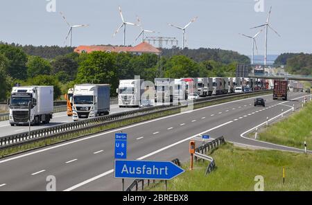 21. Mai 2020, Brandenburg, Frankfurt (oder): Auf der Autobahn A12 häufen sich Ladetage in Richtung Polen vor dem deutsch-polnischen Grenzübergang. An der Grenze von Deutschland nach Polen haben sich am Vatertag kilometerlange Staus gebildet. Eine Polizeisprecherin sagte am Donnerstagmorgen, der Stau auf der Autobahn 12 sei derzeit über 30 Kilometer lang, auf der A15 15 Kilometer - "beide nehmen zu". Der Grund, sagte sie, sei die Grenzkontrollen in Polen - einerseits Heimfahrer nach Polen, andererseits Lastwagen, die durch Polen fahren. Foto: Patrick Pleul/dpa-Zentralbild/dp Stockfoto