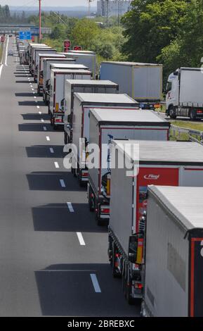 21. Mai 2020, Brandenburg, Frankfurt (oder): Vor dem deutsch-polnischen Grenzübergang sind auf der Autobahn A12 Lastwagen in Richtung Polen eingeklemmt. An der Grenze von Deutschland nach Polen haben sich am Vatertag kilometerlange Staus gebildet. Eine Polizeisprecherin sagte am Donnerstagmorgen, der Stau auf der Autobahn 12 sei derzeit über 30 Kilometer lang, auf der A15 15 Kilometer - "beide nehmen zu". Der Grund, sagte sie, sei die Grenzkontrollen in Polen - einerseits Heimfahrer nach Polen, andererseits Lastwagen, die durch Polen fahren. Foto: Patrick Pleul/dpa-Zentralbild/ZB Stockfoto