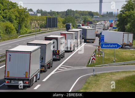 21. Mai 2020, Brandenburg, Frankfurt (oder): Vor dem deutsch-polnischen Grenzübergang sind auf der Autobahn A12 Lastwagen in Richtung Polen eingeklemmt. An der Grenze von Deutschland nach Polen haben sich am Vatertag kilometerlange Staus gebildet. Eine Polizeisprecherin sagte am Donnerstagmorgen, der Stau auf der Autobahn 12 sei derzeit über 30 Kilometer lang, auf der A15 15 Kilometer - "beide nehmen zu". Der Grund, sagte sie, sei die Grenzkontrollen in Polen - einerseits Heimfahrer nach Polen, andererseits Lastwagen, die durch Polen fahren. In der Twitter Kurznachrichtdienst, die Bra Stockfoto