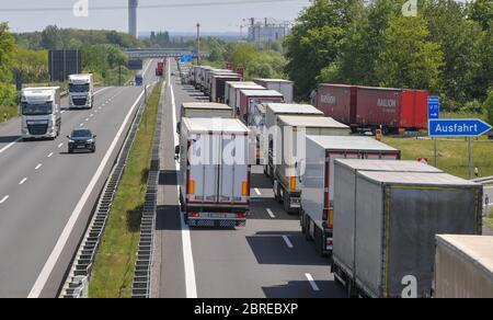 21. Mai 2020, Brandenburg, Frankfurt (oder): Vor dem deutsch-polnischen Grenzübergang sind auf der Autobahn A12 Lastwagen in Richtung Polen eingeklemmt. An der Grenze von Deutschland nach Polen haben sich am Vatertag kilometerlange Staus gebildet. Eine Polizeisprecherin sagte am Donnerstagmorgen, der Stau auf der Autobahn 12 sei derzeit über 30 Kilometer lang, auf der A15 15 Kilometer - "beide nehmen zu". Der Grund, sagte sie, sei die Grenzkontrollen in Polen - einerseits Heimfahrer nach Polen, andererseits Lastwagen, die durch Polen fahren. Foto: Patrick Pleul/dpa-Zentralbild/ZB Stockfoto