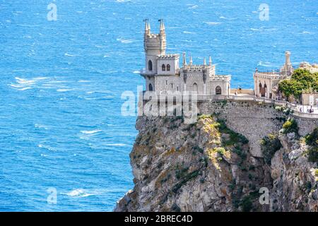 Das Schwalbennest auf dem Felsen am Schwarzen Meer, Krim, Russland. Es ist eine berühmte touristische Attraktion Krim. Erstaunliche Ansicht der Krim-Wahrzeichen in summ Stockfoto