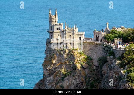 Das bekannte Schwalbennest auf dem Felsen im Schwarzen Meer in Krim, Russland Stockfoto