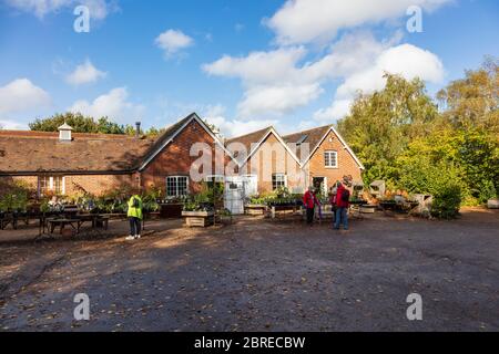 Blick auf Sissinghurst Castle Gardens und seine Besicheranlagen, Kent, Großbritannien. Aus öffentlichen Fußwegen entnommen, Stockfoto