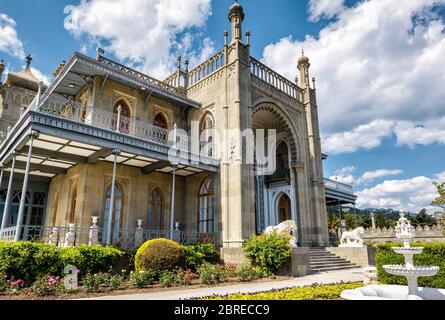 ALUPKA, RUSSLAND - 20. MAI 2016: Woronzow-Palast in der Kurstadt Alupka. Dieser Palast ist eine der Attraktionen der Krim. Stockfoto