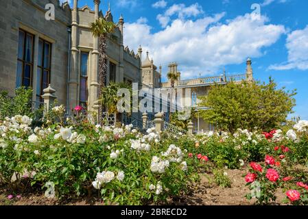 ALUPKA, RUSSLAND - 20. MAI 2016: Garten im Voronzow-Palast in der Stadt Alupka. Woronzow Palast ist eine der Attraktionen der Krim. Stockfoto