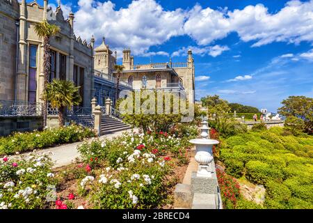 Krim - 20. Mai 2016: Woronzow-Palast mit Blumengarten in Krim, Russland. Es ist eines der wichtigsten Wahrzeichen der Krim. Panoramalicht auf die alte Pala Stockfoto