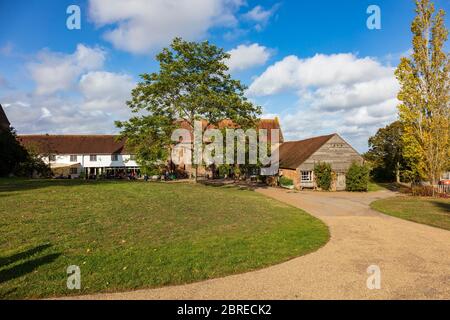 Blick auf Sissinghurst Castle Gardens und seine Besicheranlagen, Kent, Großbritannien. Aus öffentlichen Fußwegen entnommen, Stockfoto