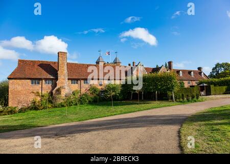 Blick auf Sissinghurst Castle Gardens und seine Besicheranlagen, Kent, Großbritannien. Aus öffentlichen Fußwegen entnommen, Stockfoto