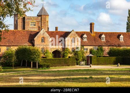 Blick auf Sissinghurst Castle Gardens und seine Besicheranlagen, Kent, Großbritannien. Aus öffentlichen Fußwegen entnommen, Stockfoto