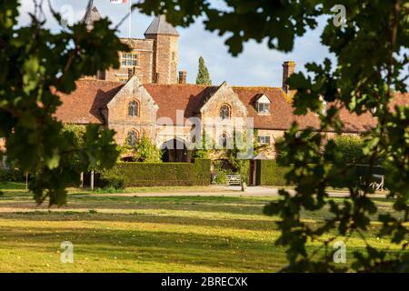 Blick auf Sissinghurst Castle Gardens und seine Besicheranlagen, Kent, Großbritannien. Aus öffentlichen Fußwegen entnommen, Stockfoto