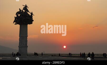 Izmir, Türkei - Mai 27 2017: Die Statue des Baumes der Republik auf dem Gundogdu Platz in Izmir, Türkei. Der berühmte Ort zwischen dem Alsancak und Konak. Stockfoto