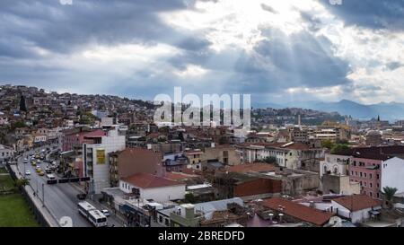 Izmir, Türkei - Oktober, 2017 : Blick auf die Ikicesmelik Straße und Kemeralti Bezirk in Izmir. Stockfoto