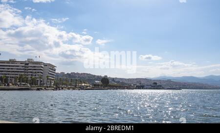 Izmir, Türkei - Oktober 2017: Izmir Stadtzentrum Panoramablick vom Meer. Der Blick auf Konak, Izmir Gemeindegebäude, Konak Fährhafen Stockfoto