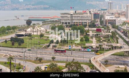 KONAK, TÜRKEI - 29. April 2020: Konak Platz, Izmir Gemeinde, Izmir Uhrturm und konak Pier Blick von Varyant. Stockfoto