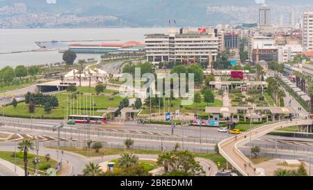 KONAK, TÜRKEI - 29. April 2020: Blick auf den Konak-Platz von Varyant. Izmir ist die drittgrößte Stadt und populärer Touristenattraktion in der Türkei Stockfoto