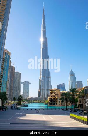 Dubai / VAE - 12. Mai 2020: Blick auf Souk al Bahar, Dubai-Brunnen mit Burj Khalifa und Park. Wunderschöner Blick auf das Stadtzentrum von Dubai mit Restaurant Stockfoto