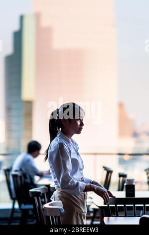 In einem Restaurant auf dem Balkon des Iconsiam Shopping Mall genießen Sie die Aussicht über den Fluss Chao Phraya. Bangkok Thailand. Stockfoto