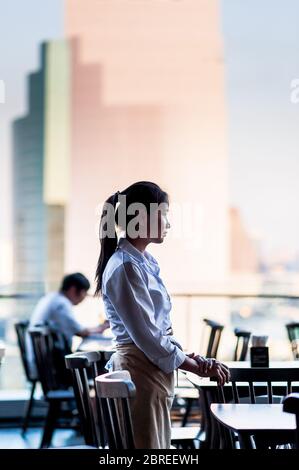 In einem Restaurant auf dem Balkon des Iconsiam Shopping Mall genießen Sie die Aussicht über den Fluss Chao Phraya. Bangkok Thailand. Stockfoto