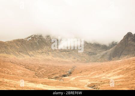 Ein Berg der Isle of Skye in Schottland, bedeckt von Wolken in herbstlicher Atmosphäre Stockfoto