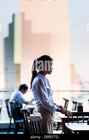 In einem Restaurant auf dem Balkon des Iconsiam Shopping Mall genießen Sie die Aussicht über den Fluss Chao Phraya. Bangkok Thailand. Stockfoto