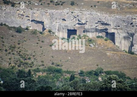 Alte Steinbrüche in den Felsen. Beweise für eine alte hoch entwickelte Zivilisation. Krim-Halbinsel. Stockfoto