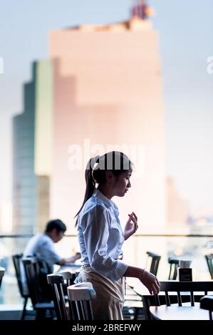 In einem Restaurant auf dem Balkon des Iconsiam Shopping Mall genießen Sie die Aussicht über den Fluss Chao Phraya. Bangkok Thailand. Stockfoto