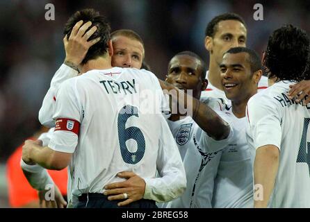 LONDON, GROSSBRITANNIEN. MAI 28: John Terry (England, 6) wird von David Beckham (England) umarmt, um sein Eröffnungsspiel für England während des International Friend zu feiern Stockfoto