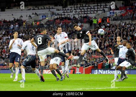 LONDON, GROSSBRITANNIEN. MAI 28: John Terry (England Kapitän, 6) leitet bei der Eröffnung goa während International Friendly zwischen England und den USA in Wembley. London Stockfoto