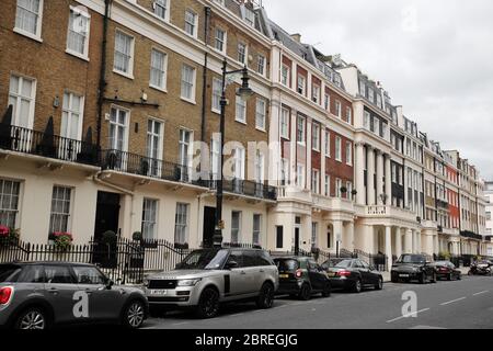 Vordereingänge eleganter Stadthäuser im wohlhabenden Londoner Stadtteil Belgravia. London, Großbritannien Stockfoto