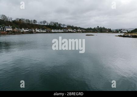 Blick über Loch Carron vom Kai zum kleinen Highland-Dorf Plockton. Stockfoto