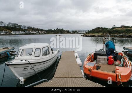 Zwei kleine Boote liegen im kleinen Fischerdorf Plockton, das sich am Ufer des Loch Carron befindet. Stockfoto