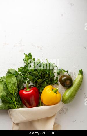 Baumwollbeutel voll mit frischem Gemüse und Kopierraum Stockfoto