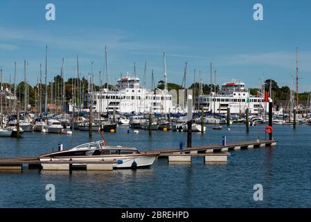 Lymington, Hampshire, England, Großbritannien, Mai 2020. Wightlink roro Fähren legten auf dem Lymington River wegen eingeschränkter Fahrt und Coronavirus Ausbruch Stockfoto