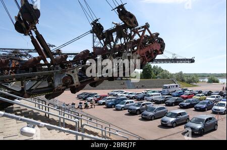 21. Mai 2020, Sachsen-Anhalt, Gräfenhainichen: Autoservice am Himmelfahrtstag in der Baggerstadt Ferropolis. Über 70 Fahrzeuge folgten dem protestantischen Gottesdienst im Freilichtmuseum. Foto: Sebastian Willnow/dpa-Zentralbild/dpa Stockfoto