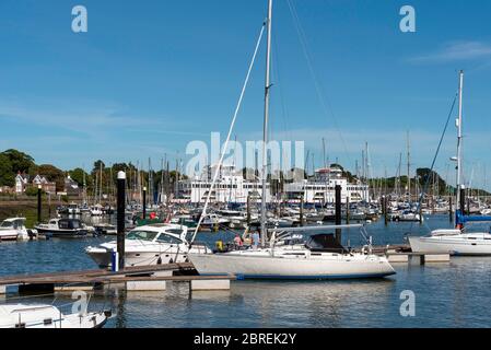 Lymington, Hampshire, England, Großbritannien, Mai 2020. Wightlink roro Fähren legten auf dem Lymington River wegen eingeschränkter Fahrt und Coronavirus Ausbruch Stockfoto