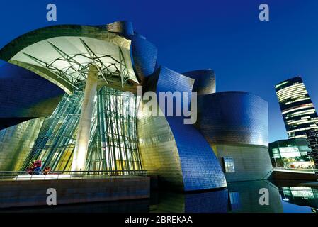Guggenheim Museum Bilbao bei Nacht Stockfoto