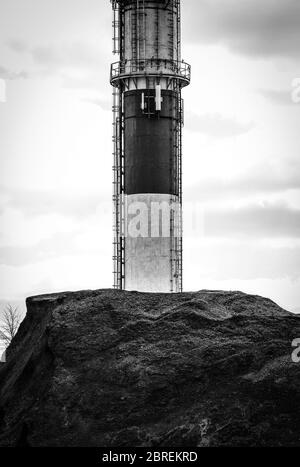 Hohe Heizanlage Kamin mit Kohle bing vor, schwarz-weiß-Bild Stockfoto