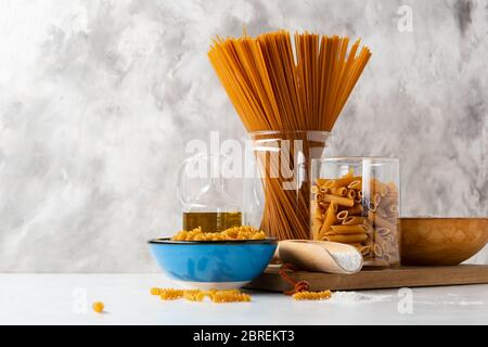 Ganze Weizen Penne und braune Spaghetti Stockfoto
