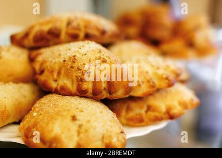 Hausgemachter Kuchen. Frische Brötchen sind auf einer Platte. Nahaufnahme. Draufsicht Stockfoto