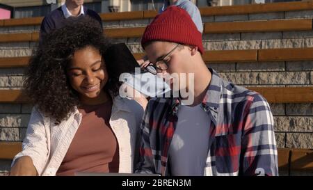 Gemischte Rennen Studenten paar Zeit zusammen tun etwas Stockfoto