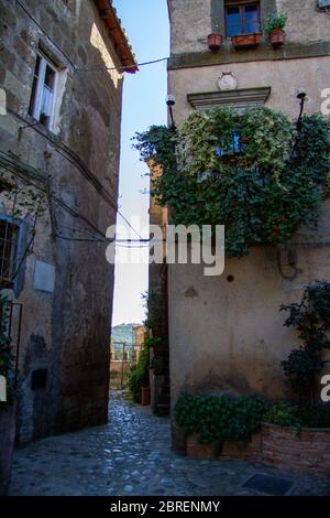 Stadt Calcata vechhia in italien an einem sonnigen Tag aufgenommen Stockfoto