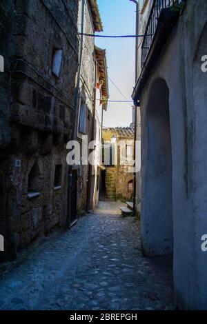 Stadt Calcata vechhia in italien an einem sonnigen Tag aufgenommen Stockfoto