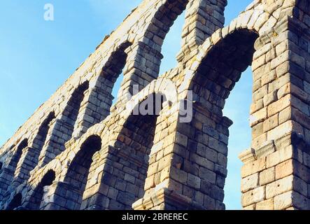 Römisches Aquädukt, Blick von unten. Segovia, Castilla Leon, Spanien. Stockfoto